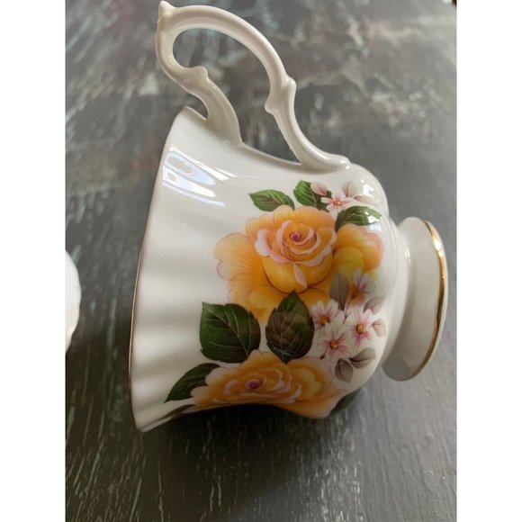 Royal Albert yellow primrose teacup and saucer - Scalloped gold trim saucer​ - Picture 7 of 7